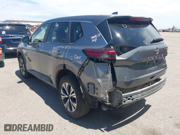 2023 Nissan Rogue SV z VIN 5N1BT3BA1PC838372, wystawiony jako IAAI lot #42257021 z przebiegiem 49 971 mil mil oraz . Historia ofert i sprzedaży dostępna na DreamBid. Obrazek 3.