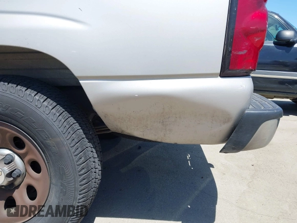 2005 Chevrolet Silverado 1500 LS z VIN 2GCEC13T651144009, wystawiony jako IAAI lot #42256681 z przebiegiem 116 074 mil mil oraz . Historia ofert i sprzedaży dostępna na DreamBid. Obrazek 6.