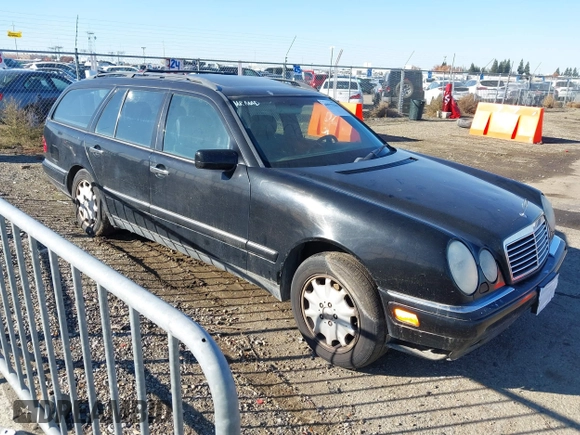 1999 Mercedes-Benz E-Class with VIN WDBJH82F2XX027360, listed as a IAAI auction lot 40977518 with 1 mi miles. Bid and sale history available at carsss.com. Image 1.