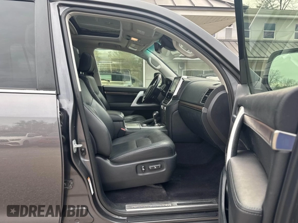 2017 Toyota Land Cruiser z VIN JTMCY7AJ5H4049172, wystawiony jako IAAI lot #41925730 z przebiegiem 204 444 mil mil oraz . Historia ofert i sprzedaży dostępna na DreamBid. Obrazek 5.
