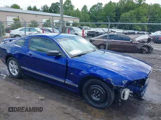 2013 Ford Mustang V6 с VIN 1ZVBP8AM4D5227735, выставлен на аукционе IAAI как лот 42395404 с пробегом 133 488 миль миль и . История ставок и продаж доступна на DreamBid. Изображение 1.