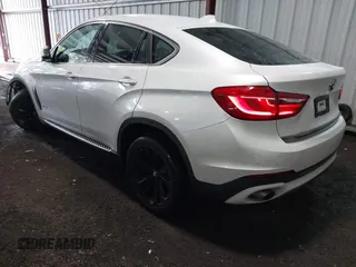 2015 BMW X6 sDrive35i z VIN 5UXKU0C54F0F91660, wystawiony jako IAAI lot #42375390 z przebiegiem 150 209 mil mil oraz . Historia ofert i sprzedaży dostępna na DreamBid. Obrazek 3.