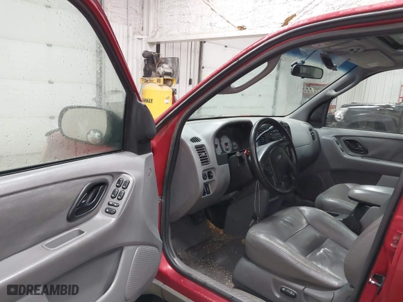 2001 Ford Escape XLT with VIN 1FMYU04121KA37255, listed as a IAAI auction lot 41526550 with 262,158 mi miles. Bid and sale history available at carsss.com. Image 5.