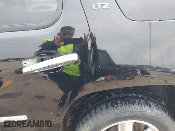 2014 Chevrolet Tahoe LTZ z VIN 1GNSCCE04ER141920, wystawiony jako IAAI lot #41484239 z przebiegiem 98 855 mil mil oraz . Historia ofert i sprzedaży dostępna na DreamBid. Obrazek 13.