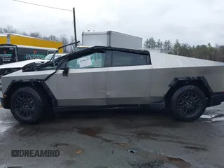 2024 Tesla Cybertruck Cyberbeast z VIN 7G2CEHEE6RA036818, wystawiony jako IAAI lot #41786789 z przebiegiem 5 478 mil mil oraz . Historia ofert i sprzedaży dostępna na DreamBid. Obrazek 13.