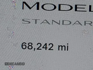 2020 Tesla Model 3 Standard Range Plus z VIN 5YJ3E1EA3LF590450, wystawiony jako IAAI lot #42026296 z przebiegiem 68 242 mil mil oraz . Historia ofert i sprzedaży dostępna na DreamBid. Obrazek 14.