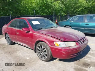 1997 Toyota Camry LE z VIN 4T1BG22K1VU113126, wystawiony jako IAAI lot #42257715 z przebiegiem 177 605 mil mil oraz . Historia ofert i sprzedaży dostępna na DreamBid. Obrazek 1.