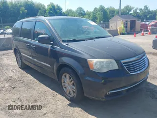 2011 Chrysler Town & Country Touring z VIN 2A4RR5DG0BR697948, wystawiony jako IAAI lot #42421481 z przebiegiem 153 075 mil mil oraz . Historia ofert i sprzedaży dostępna na DreamBid. Obrazek 1.