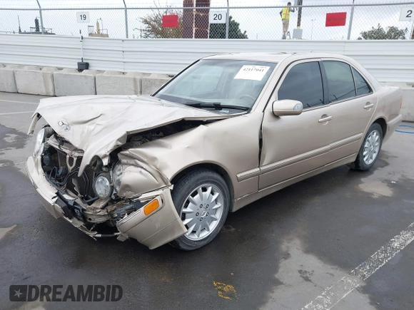 2001 Mercedes-Benz E 320 z VIN WDBJF65J71B245423, wystawiony jako IAAI lot #42117041 z przebiegiem 143 885 mil mil oraz . Historia ofert i sprzedaży dostępna na DreamBid. Obrazek 2.
