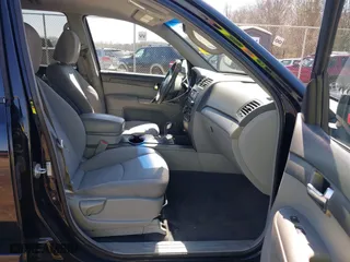 2009 Kia Borrego LX with VIN KNDJJ741995037531, listed as a IAAI auction lot 41738591 with 210,029 mi miles. Bid and sale history available at carsss.com. Image 5.