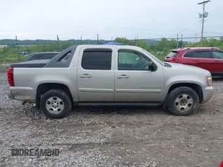 2009 Chevrolet Avalanche 2LT z VIN 3GNFK22019G174057, wystawiony jako IAAI lot #42348675 z przebiegiem Nie podano mil oraz . Historia ofert i sprzedaży dostępna na DreamBid. Obrazek 13.