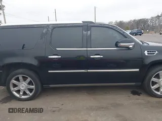 2011 Cadillac Escalade ESV Premium z VIN 1GYS3JEF6BR326994, wystawiony jako IAAI lot #41538648 z przebiegiem 159 768 mil mil oraz . Historia ofert i sprzedaży dostępna na DreamBid. Obrazek 13.