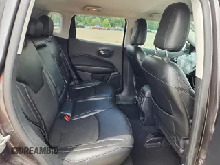 2020 Jeep Compass Latitude z VIN 3C4NJCBB8LT169922, wystawiony jako Copart lot #63466865 z przebiegiem 129 245 mil mil oraz Szkoda całkowita • Salvage title. Historia ofert i sprzedaży dostępna na DreamBid. Obrazek 10.