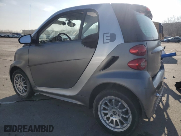 2013 Smart fortwo Passion z VIN WMEEJ9AA5DK673232, wystawiony jako Copart lot #51281035 z przebiegiem Nie podano mil oraz Tytuł czysty. Historia ofert i sprzedaży dostępna na DreamBid. Obrazek 2.
