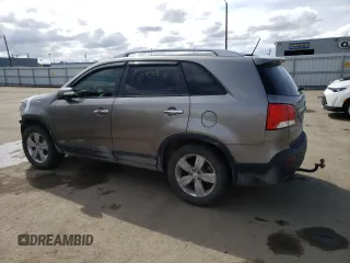 2013 Kia Sorento EX z VIN 5XYKUDA21DG411766, wystawiony jako Copart lot #55960765 z przebiegiem 159 584 mil mil oraz Szkoda całkowita • Salvage title. Historia ofert i sprzedaży dostępna na DreamBid. Obrazek 2.
