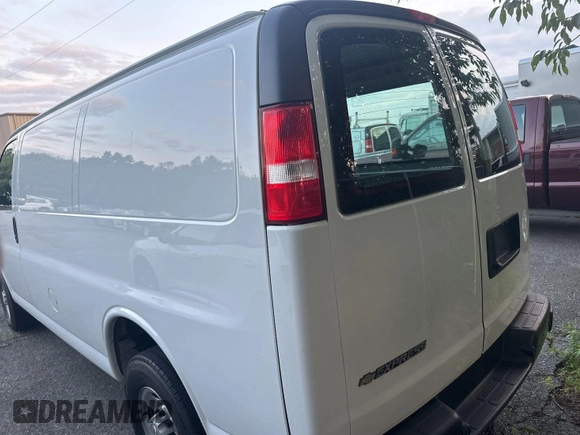 2022 Chevrolet Express Cargo z VIN 1GCWGAFP0N1263543, wystawiony jako IAAI lot #42841729 z przebiegiem 20 019 mil mil oraz . Historia ofert i sprzedaży dostępna na DreamBid. Obrazek 14.