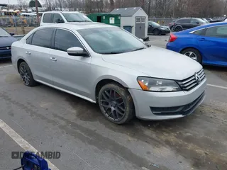 2013 Volkswagen Passat SE z VIN 1VWBP7A30DC115737, wystawiony jako IAAI lot #41626235 z przebiegiem 257 880 mil mil oraz . Historia ofert i sprzedaży dostępna na DreamBid. Obrazek 1.