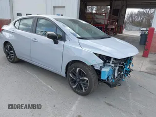 2024 Nissan Versa SR z VIN 3N1CN8FV8RL858769, wystawiony jako IAAI lot #41373294 z przebiegiem 14 128 mil mil oraz . Historia ofert i sprzedaży dostępna na DreamBid. Obrazek 1.