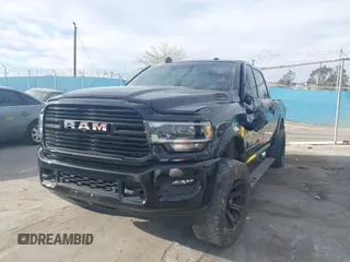 2021 Ram 2500 Laramie z VIN 3C6UR5FL7MG590681, wystawiony jako IAAI lot #41679165 z przebiegiem 28 482 mil mil oraz . Historia ofert i sprzedaży dostępna na DreamBid. Obrazek 17.