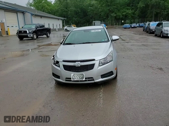 2014 Chevrolet Cruze 2LT z VIN 1G1PE5SB8E7213958, wystawiony jako Copart lot #57882325 z przebiegiem 62 626 mil mil oraz Szkoda całkowita • Salvage title. Historia ofert i sprzedaży dostępna na DreamBid. Obrazek 13.