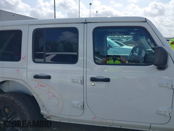 2024 Jeep Wrangler Sahara z VIN 1C4RJXP6XRW249035, wystawiony jako IAAI lot #42441640 z przebiegiem 34 128 mil mil oraz . Historia ofert i sprzedaży dostępna na DreamBid. Obrazek 14.