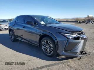 2024 Lexus RZ 300e Premium z VIN JTJABABB4RA005239, wystawiony jako Copart lot #79508374 z przebiegiem 4177 mil mil oraz Szkody całkowita. Historia ofert i sprzedaży dostępna na DreamBid. Obrazek 4.