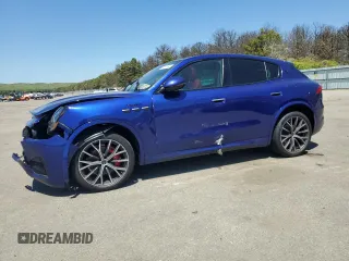 2023 Maserati Grecale Modena z VIN ZN682AVM4P7432217, wystawiony jako Copart lot #55184694 z przebiegiem 1417 mil mil oraz . Historia ofert i sprzedaży dostępna na DreamBid. Obrazek 1.