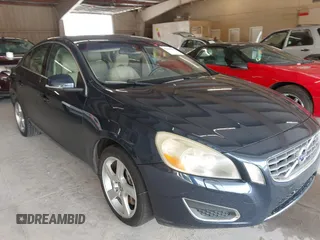 2013 Volvo S60 T5 Premier z VIN YV1612FS3D2196502, wystawiony jako IAAI lot #42208591 z przebiegiem 140 318 mil mil oraz . Historia ofert i sprzedaży dostępna na DreamBid. Obrazek 1.