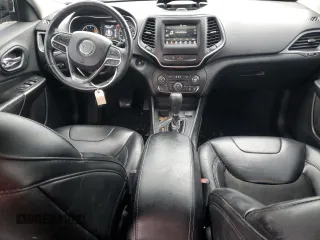 2019 Jeep Cherokee Latitude Plus z VIN 1C4PJLLB9KD454527, wystawiony jako Copart lot #50931235 z przebiegiem 108 543 mil mil oraz Szkoda całkowita • Salvage title. Historia ofert i sprzedaży dostępna na DreamBid. Obrazek 8.