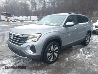 2024 Volkswagen Atlas SE z VIN 1V2HR2CA5RC573575, wystawiony jako IAAI lot #41508927 z przebiegiem 2 647 mil mil oraz . Historia ofert i sprzedaży dostępna na DreamBid. Obrazek 2.