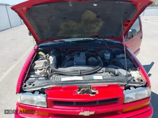 2000 Chevrolet S-10 LS with VIN 1GCCS1449Y8126199, listed as a IAAI auction lot 42052804 with 80,005 mi miles. Bid and sale history available at carsss.com. Image 10.