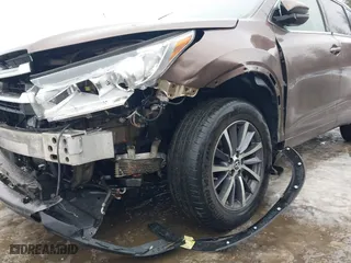2017 Toyota Highlander XLE with VIN 5TDJZRFH9HS363191, listed as a IAAI auction lot 41642975 with 255,219 mi miles. Bid and sale history available at carsss.com. Image 6.
