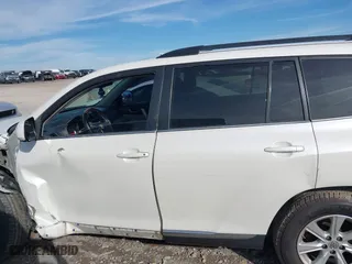 2011 Toyota Highlander with VIN 5TDBK3EH5BS064196, listed as a IAAI auction lot 41643416 with 157,112 mi miles. Bid and sale history available at carsss.com. Image 14.