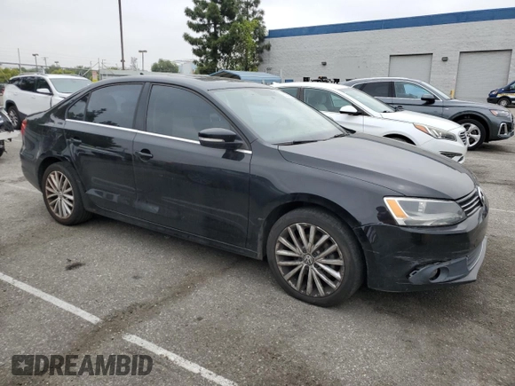 2014 Volkswagen Jetta SEL z VIN 3VWL17AJ8EM440253, wystawiony jako Copart lot #55537115 z przebiegiem 143 980 mil mil oraz Czysty tytuł • Clean title. Historia ofert i sprzedaży dostępna na DreamBid. Obrazek 4.