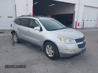 2012 Chevrolet Traverse 1LT z VIN 1GNKVGED0CJ276909, wystawiony jako IAAI lot #42309991 z przebiegiem 155 761 mil mil oraz . Historia ofert i sprzedaży dostępna na DreamBid. Obrazek 1.