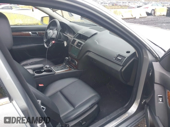 2010 Mercedes-Benz C 300 Sport z VIN WDDGF8BBXAR096359, wystawiony jako IAAI lot #42315575 z przebiegiem 98 293 mil mil oraz . Historia ofert i sprzedaży dostępna na DreamBid. Obrazek 5.