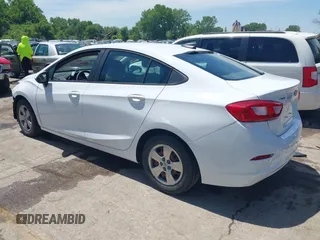 2017 Chevrolet Cruze LS z VIN 1G1BC5SM6H7257771, wystawiony jako IAAI lot #42211908 z przebiegiem 90 005 mil mil oraz . Historia ofert i sprzedaży dostępna na DreamBid. Obrazek 3.