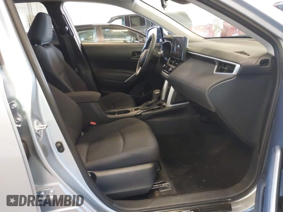 2024 Toyota Corolla Cross LE z VIN 7MUCAABG8RV079508, wystawiony jako IAAI lot #42046345 z przebiegiem 18 873 mil mil oraz . Historia ofert i sprzedaży dostępna na DreamBid. Obrazek 5.