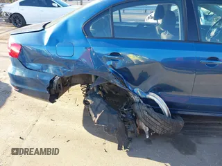 2015 Volkswagen Jetta SE z VIN 3VWD07AJ4FM285676, wystawiony jako IAAI lot #41787061 z przebiegiem 142 537 mil mil oraz . Historia ofert i sprzedaży dostępna na DreamBid. Obrazek 6.