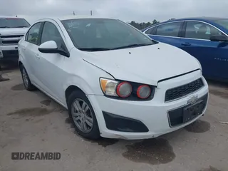 2012 Chevrolet Sonic LS z VIN 1G1JA5SH5C4169762, wystawiony jako IAAI lot #41473800 z przebiegiem 98 904 mil mil oraz . Historia ofert i sprzedaży dostępna na DreamBid. Obrazek 1.