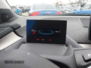 2019 BMW i3 z VIN WBY8P4C54K7E83372, wystawiony jako IAAI lot #42055886 z przebiegiem 22 230 mil mil oraz . Historia ofert i sprzedaży dostępna na DreamBid. Obrazek 7.