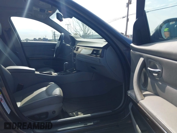 2006 BMW 3 Series 325i с VIN WBAVB13546PT26281, выставлен на аукционе IAAI как лот 42443724 с пробегом 55 310 миль миль и . История ставок и продаж доступна на DreamBid. Изображение 5.