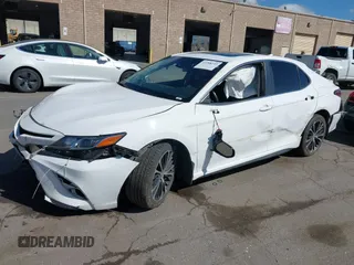 2018 Toyota Camry LE z VIN 4T1B11HKXJU146770, wystawiony jako IAAI lot #41708233 z przebiegiem 106 172 mil mil oraz . Historia ofert i sprzedaży dostępna na DreamBid. Obrazek 2.