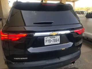 2022 Chevrolet Traverse LT Cloth z VIN 1GNERGKW0NJ146381, wystawiony jako IAAI lot #42558331 z przebiegiem 79 527 mil mil oraz . Historia ofert i sprzedaży dostępna na DreamBid. Obrazek 20.