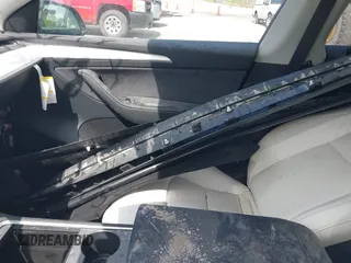 2024 Tesla Model Y Long Range z VIN 7SAYGAEE5RF074699, wystawiony jako IAAI lot #40537868 z przebiegiem Nie podano mil oraz . Historia ofert i sprzedaży dostępna na DreamBid. Obrazek 12.