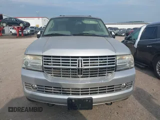 2013 Lincoln Navigator z VIN 5LMJJ3H59DEL09289, wystawiony jako IAAI lot #42380340 z przebiegiem 238 384 mil mil oraz . Historia ofert i sprzedaży dostępna na DreamBid. Obrazek 12.