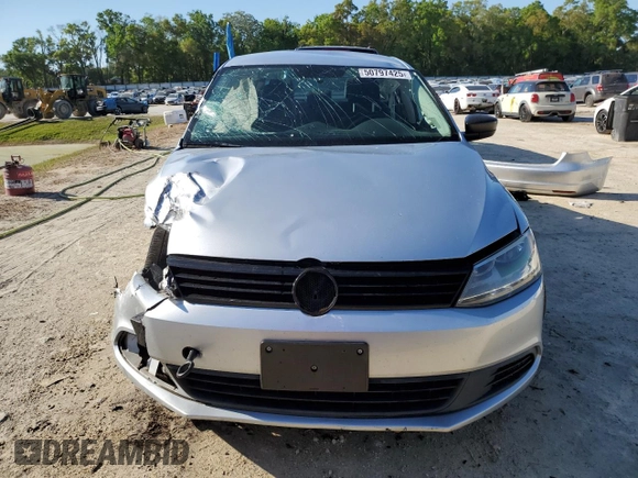 2014 Volkswagen Jetta TDI w/Premium/Nav z VIN 3VWLL7AJ4EM266658, wystawiony jako Copart lot #50797425 z przebiegiem 121 835 mil mil oraz Nie do naprawy • Non repairable. Historia ofert i sprzedaży dostępna na DreamBid. Obrazek 5.