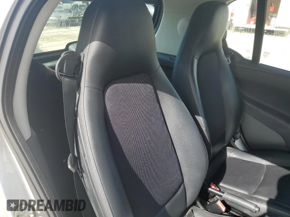 2015 Smart fortwo Passion z VIN WMEEJ3BA2FK811601, wystawiony jako Copart lot #50405625 z przebiegiem 44 600 mil mil oraz Szkoda całkowita • Salvage title. Historia ofert i sprzedaży dostępna na DreamBid. Obrazek 10.