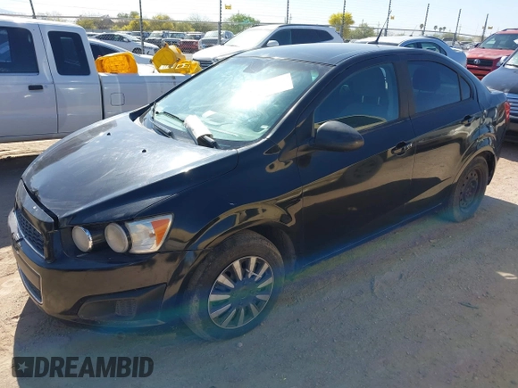 2013 Chevrolet Sonic LS z VIN 1G1JA5SH5D4133278, wystawiony jako IAAI lot #41957054 z przebiegiem 2 426 mil mil oraz . Historia ofert i sprzedaży dostępna na DreamBid. Obrazek 2.
