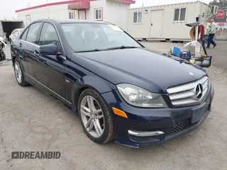 2012 Mercedes-Benz C 250 Sport z VIN WDDGF4HB3CR225271, wystawiony jako IAAI lot #42445191 z przebiegiem 99 211 mil mil oraz . Historia ofert i sprzedaży dostępna na DreamBid. Obrazek 1.